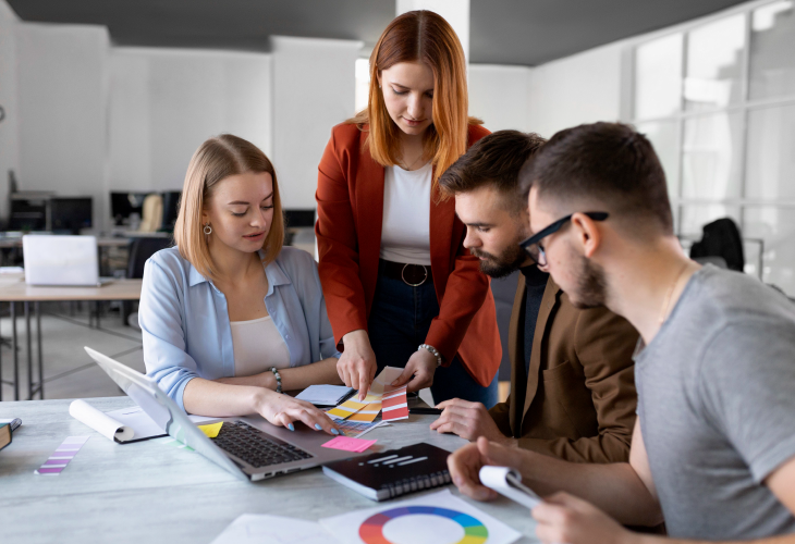 diseño de imagen corporativa personas reunidas hablando sobre diseño 